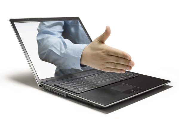 IT-Partner - Handschlag durch Laptop